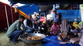 
Dinas Sosial Provinsi Jawa Barat mendirikan dapur umum buat  warga terdampak bencana pergerakan tanah di Desa Cibedug, Kecamatan Rongga, Kabupaten Bandung Barat, Sabtu (2/3/2024). (Foto: diskominfo)