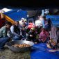 
Dinas Sosial Provinsi Jawa Barat mendirikan dapur umum buat  warga terdampak bencana pergerakan tanah di Desa Cibedug, Kecamatan Rongga, Kabupaten Bandung Barat, Sabtu (2/3/2024). (Foto: diskominfo)
