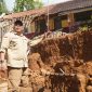 
Penjabat Bupati Bandung Barat Arsan Latif saat meninjau korban tanah retak di Kp. Cigombong  RT 04 RW 13 Desa Cibedug, Kecamatan Rongga. (Foto: dok)
