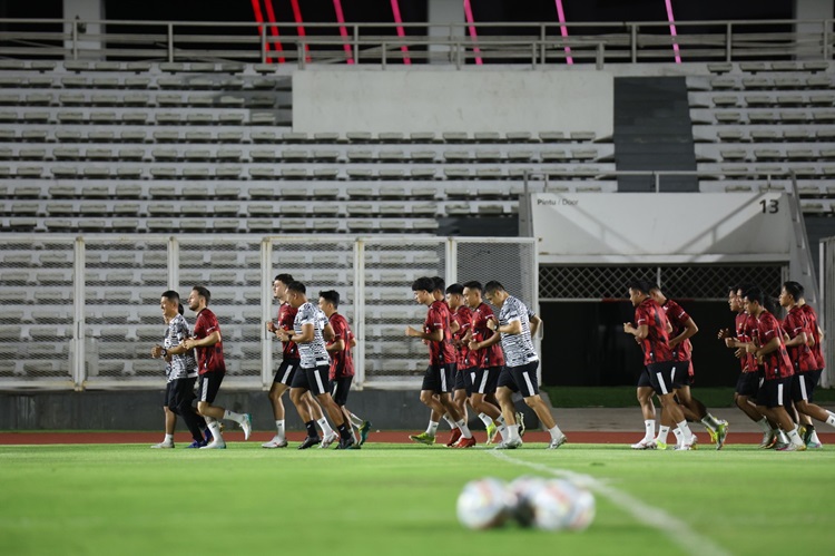 
Timnas Indonesia menjalani latihan perdana jelang melawan Vietnam pada pertandingan Kualifikasi Piala Dunia 2026 di Stadion Gelora Bung Karno, Jakarta, Kamis (21/3/2024). Latihan digelar di Stadion Madya, Jakarta, Senin (18/3/2024). (Foto: PSSI) 
