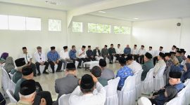 
Penjabat Gubernur Jawa Barat Bey Machmudin bersilahturahmi dengan Majelis Ulama Indonesia dan tokoh agama Kabupaten Karawang di Kantor MUI Kabupaten Karawang, Senin (18/3/2024).(Foto: Biro Adpim Jabar)