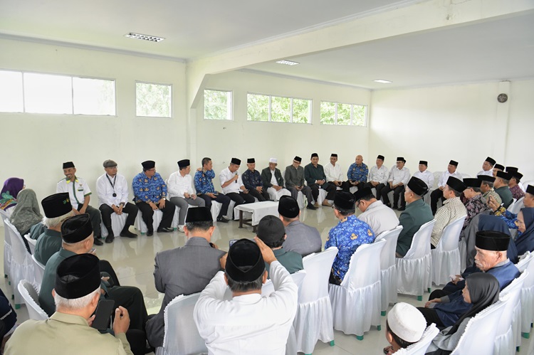 
Penjabat Gubernur Jawa Barat Bey Machmudin bersilahturahmi dengan Majelis Ulama Indonesia dan tokoh agama Kabupaten Karawang di Kantor MUI Kabupaten Karawang, Senin (18/3/2024).(Foto: Biro Adpim Jabar)
