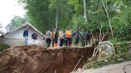 
Penjabat Gubernur Jawa Barat Bey Machmudin meninjau lokasi pergerakan tanah di Desa Cibedug, Kecamatan Rongga, Kabupaten Bandung Barat, Sabtu (2/3/2024).(Foto: Biro Adpim Jabar)