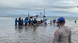 Anggota Satpolairud Polres Garut bersama nelayan dan masyarakat mengevakuasi 3 orang nelayan yang terdampar di hamparan karang Pantai Karang Kukus, Kecamatan Pameungpeuk, Kabupaten Garut, Selasa (5/3/2024)(Foto: Ist)