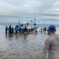 Anggota Satpolairud Polres Garut bersama nelayan dan masyarakat mengevakuasi 3 orang nelayan yang terdampar di hamparan karang Pantai Karang Kukus, Kecamatan Pameungpeuk, Kabupaten Garut, Selasa (5/3/2024)(Foto: Ist)