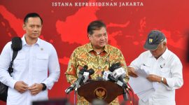 Menko Perekonomian Airlangga Hartarto, Menteri ATR/Kepala BPN Agus Harimurti Yudhoyono, dan Menteri PUPR Basuki Hadimuljono memberikan keterangan pers, Senin (18/03/2024), di Jakarta. (Foto: Humas Setkab/Jay)
