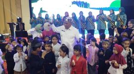 

Arsan Latif bergembira bersama anak-anak TK saat mengajak minum susu (Foto: heny/dara)