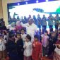 

Arsan Latif bergembira bersama anak-anak TK saat mengajak minum susu (Foto: heny/dara)