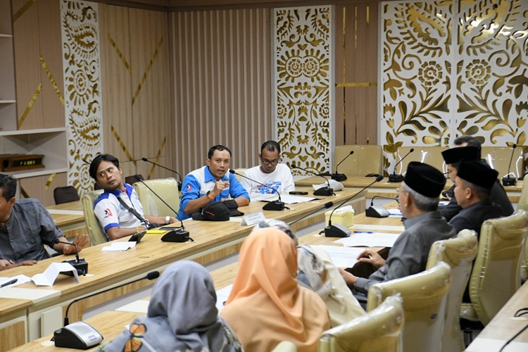 
Penjabat Gubernur Jawa Barat bersama pimpinan DPRD Provinsi Jawa Barat  menerima perwakilan pekerja di Ruang Rapat Komisi V DPRD Jabar, Rabu (20/3/2024). (Foto: admin jabar)
