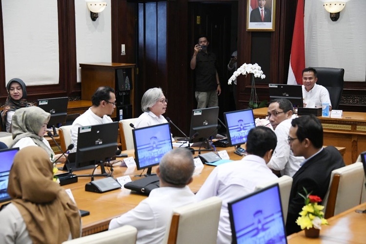 
Penjabat Gubernur Jabar Bey Machmudin, memberikan arahan pada FGD Percepatan Ekspor Mangga Gedong Gincu di RR. Papandayan Gd. Sate, Rabu, (20/3/2024). (Foto: admin jabar)