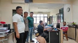 
Pelaku DM saat diamankan di Mapolsek Cibalong, Polres Garut, Senin (11/3/2024). (Foto: andre/dara)
