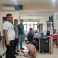 
Pelaku DM saat diamankan di Mapolsek Cibalong, Polres Garut, Senin (11/3/2024). (Foto: andre/dara)
