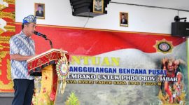 Penjabat (Pj.) Gubernur Jawa Barat Bey Machmudin menghadiri kegiatan bakti sosial Parisada Hindu Dharma Indonesia (PHDI) Jabar di Gedung Serbaguna Pura Agung Wira Loka Natha (AWLN), Kota Cimahi, Sabtu (16/3/2024).(Foto: admin pemprov)

