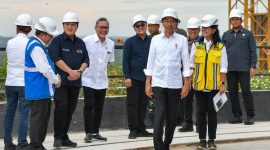 Presiden Joko Widodo meninjau progres pembangunan Kantor Presiden di Kawasan IKN, Kalimantan Timur, Jumat (01/03/2024). (Foto: Humas Setkab/Ibrahim)