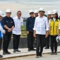Presiden Joko Widodo meninjau progres pembangunan Kantor Presiden di Kawasan IKN, Kalimantan Timur, Jumat (01/03/2024). (Foto: Humas Setkab/Ibrahim)