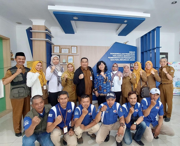 
Perwakilan Kelompok KB Pria Sauyunan 01 Cililin usai pembinaan dari BKKBN Jabar. (Foto: Ist)
