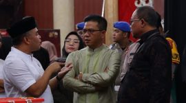 
Bupati Bandung Dadang Supriatna, Ketua DPRD Sugiharto, dan Ketua KPU
Syam Zamiat Nursyamsi berbincang usai Rapat Pleno Rekapitulasi Hasil Penghitungan Perolehan Suara Tingkat Kabupaten Bandung pada Pemilu 2024, yang digelar KPU Kabupaten Bandung di Sutan Raja Soreang, Jumat (1/3/2024). (Foto: diskominfo)
