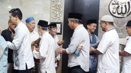 

Penjabat Gubernur Jawa Barat Bey Machmudin tarawih berjamaah di Masjid Mungsolkanas, Jalan Cihampelas No 61, Kota Bandung, Jumat (15/3/2024).


