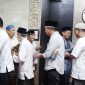 

Penjabat Gubernur Jawa Barat Bey Machmudin tarawih berjamaah di Masjid Mungsolkanas, Jalan Cihampelas No 61, Kota Bandung, Jumat (15/3/2024).

