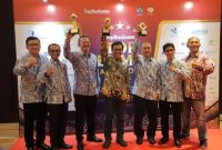 
Bupati Bandung Dadang Supriatna berfoto bersama direksi dan komisaris  Perumda Tirta Raharja usai menerima penghargaan sebagai Top Pembina BUMD 2024, yang digelar di Raffles Jakarta, Rabu (20/3/2024). (Foto: Humas Perumda)
