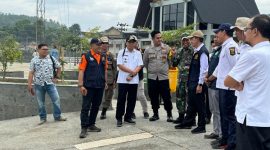 
Proses evakuasi warga pesisir Palabuhanratu yang terkena terjangan ombak tinggi pada Selasa (12/3/2024) sudah selesai. (Foto: BPBD Jabar)