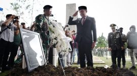 

Penjabat Gubernur Jawa Barat Bey Machmudin menjadi Inspektur Upacara  Pemakaman Almarhum Solihin Gautama Purwanegara atau akrab dikenal Solihin GP di Taman Makam Pahlawan (TMP) Cikutra, Kota Bandung, Selasa (5/3/2024).(Foto: Biro Adpim Jabar)