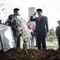 

Penjabat Gubernur Jawa Barat Bey Machmudin menjadi Inspektur Upacara  Pemakaman Almarhum Solihin Gautama Purwanegara atau akrab dikenal Solihin GP di Taman Makam Pahlawan (TMP) Cikutra, Kota Bandung, Selasa (5/3/2024).(Foto: Biro Adpim Jabar)