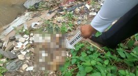 Petugas Unit Identifikasi Sat Reskrim Polres Garut melakukan olah TKP di lokasi penemuan mayat bayi di Sungai Cigunung Agung, Blok Leuwi Kuda, Kecamatan Kadungora, Kabupaten Garut, Kamis (7/3/2024)(Foto: Istimewa)