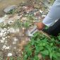 Petugas Unit Identifikasi Sat Reskrim Polres Garut melakukan olah TKP di lokasi penemuan mayat bayi di Sungai Cigunung Agung, Blok Leuwi Kuda, Kecamatan Kadungora, Kabupaten Garut, Kamis (7/3/2024)(Foto: Istimewa)