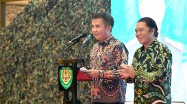 
Penjabat Gubernur Jawa Barat Bey Machmudin berdiri berdampingan saat
dengan Mayjen TNI Erwin Djatniko saat Lepas Sambut Pangdam III/Siliwangi di Graha Tirta Siliwangi Kota Bandung, Sabtu (9/3/2024) malam. (Foto: admin pemprovjabar)

