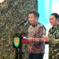 
Penjabat Gubernur Jawa Barat Bey Machmudin berdiri berdampingan saat
dengan Mayjen TNI Erwin Djatniko saat Lepas Sambut Pangdam III/Siliwangi di Graha Tirta Siliwangi Kota Bandung, Sabtu (9/3/2024) malam. (Foto: admin pemprovjabar)
