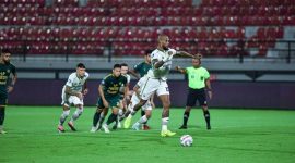 
Penyerang Persib, David da Silva mengeksekusi tendangan penalti ke gawang Persikabo 1973 di Stadion Kapten I Wayan Dipta Gianyar, Bali, Jumat (15/3/2024). (Foto: PERSIB.co.id)
