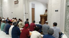 Sejumlah warga binaan Lapas Banceuy Bandung, Jawa Barat tampak khusuk melaksanakan solat tarawih pertama di Masjid Nurul Falah, di komplek Lapas Banceuy, Senin (11/3/2024). (Foto: maji/dara)

