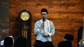 Bupati Bandung Dadang Supriatna melaksanakan salat sunat tarawih di Masjid Darushudur, Desa/Kecamatan Cimenyan, Kabupaten Bandung, Senin (18/3/2024) malam.(Foto: diskominfo)
