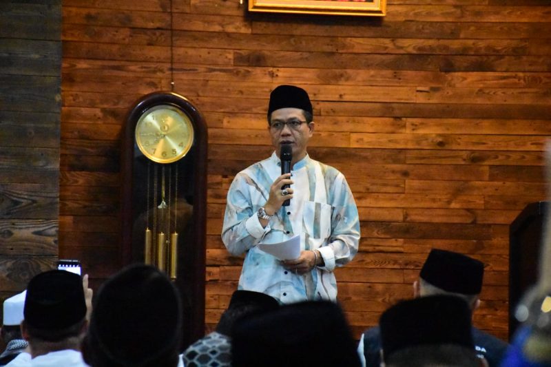 Bupati Bandung Dadang Supriatna melaksanakan salat sunat tarawih di Masjid Darushudur, Desa/Kecamatan Cimenyan, Kabupaten Bandung, Senin (18/3/2024) malam.(Foto: diskominfo)
