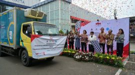 Menlu Retno Marsudi dan Menkeu Sri Mulyani melepas pengiriman bantuan 10 juta dosis vaksin polio ke Afghanistan, Kamis (07/03/2024), di Bandara Soekarno Hatta, Tangerang, Banten. (Foto: Humas Kemenkeu)