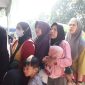 
DARA| Ribuan warga Kabupaten Bandung menyerbu kegiatan Gerakan Pangan Murah di halaman Kantor Dinas Ketahanan Pangan dan Perikanan (Dispakkan) Kabupaten Bandung di Kompleks Pemkab Bandung, Jumat (1/3/2024). (Foto: dara)