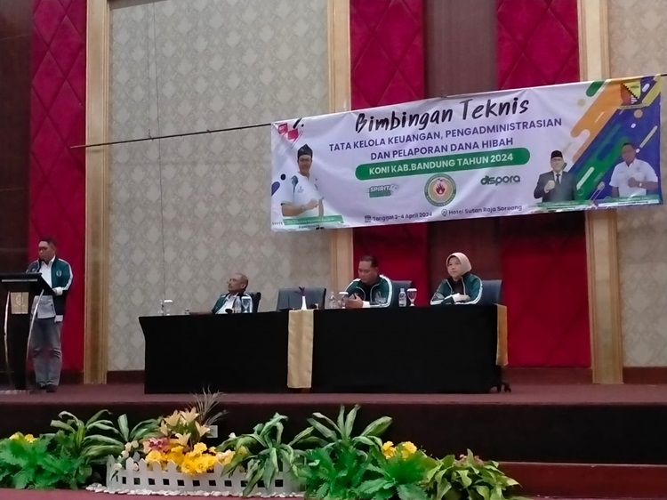 
 KONI Kabupaten Bandung menggelar bimbingan teknis (bimtek) tata kelola keuangan, pengadministrasian dan pelaporan dana hibah di Hotel Sutan Raja SoreangRabu-Kamis (3-4/4/2024). (Foto: maji/dara)
