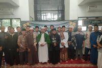 
Sejumlah Kyai yang tergabung dalam FKKBB yang dipimpin  K H. Abdurrahman Nafie, M.Ag berfoto bersama. (Foto: heny/dara)


