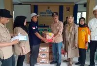 Megahari Pujiharto saat menyerahkan bantuan bagi korban bencana Cipongkor (Foto: Istimewa)