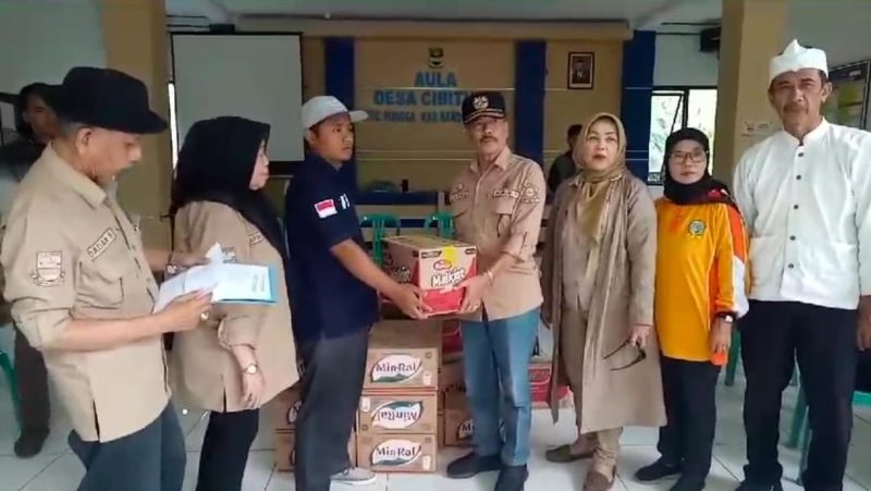 Megahari Pujiharto saat menyerahkan bantuan bagi korban bencana Cipongkor (Foto: Istimewa)