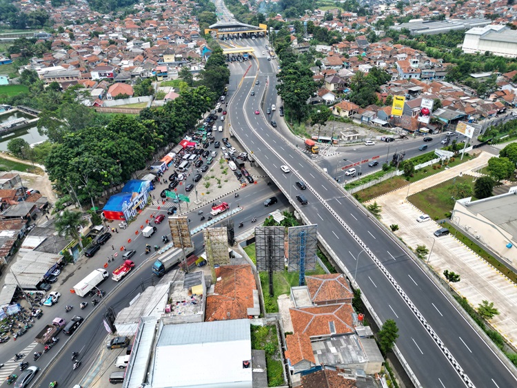 Dinas Perhubungan Jawa Barat memprediksi puncak arus balik lebaran bakal terjadi Minggu hingga Senin (13-14/4/2024). Dishub Jabar menyiapkan jalur alternatif bagi pemudik Lebaran 2024. (Foto: admin biro jabar)