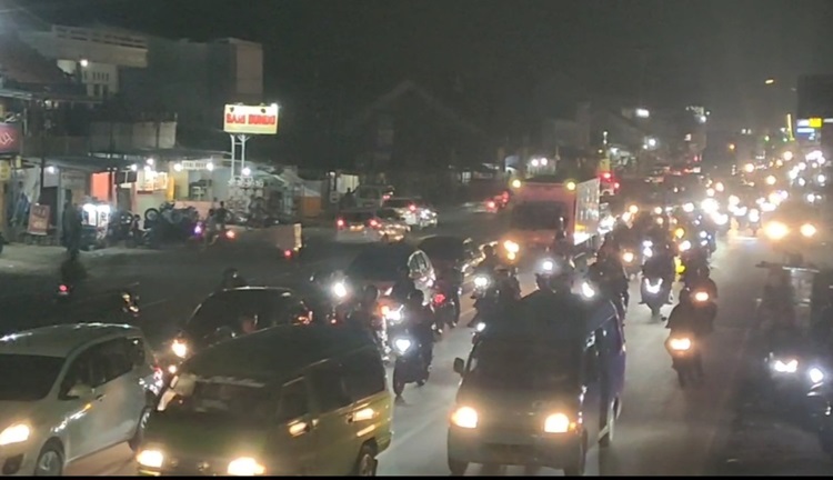 
Arus balik di jalur utama Pantura Cirebon  Senin (15/4/2024) malam, lebih dari 90.000 kendaraan memadati jalan dengan sebagian besar  sepeda motor. (Foto: bambang/dara)
