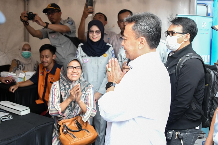 
Sekretaris Daerah Provinsi Jawa Barat melepas angkutan mudik gratis lebaran di Terminal Cicaheum, Kota Bandung, Sabtu (6/4/2024). (Foto: admin Biro Jabar)