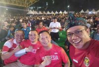 Bupati Bandung Dadang Supriatna bersama jajaran Forkopimda  dan ribuan masyarakat nonton bareng (nobar) laga semi final AFC U-23 Qatar 2024 antara Timnas Indonesia vs Uzbekistan di Dome Bale Rame Soreang Kabupaten Bandung, Senin (29/4/2024) malam. (Foto: diskominfo)
