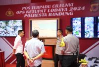Penjabat (Pj.) Gubernur Jawa Barat Bey Machmudin mengecek kesiapan fasilitas penunjang bagi pemudik, Sabtu (6/4/2024). Di Posko Mudik Culeunyi Bey disambut Kapolresta Bandung, Kombel Pol Kusworo Wibowo.
