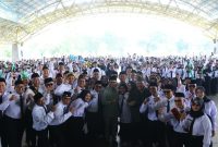 Bupati Bandung Dadang Supriatna didampingi Kepala BKPSDM, Akhmad Djohara berfoto bersama PPPK usai menyerahkan SK Pengangkatan di Dome Bale Rame Soreang, Selasa (30/4/2024). (Foto: diskominfo)
