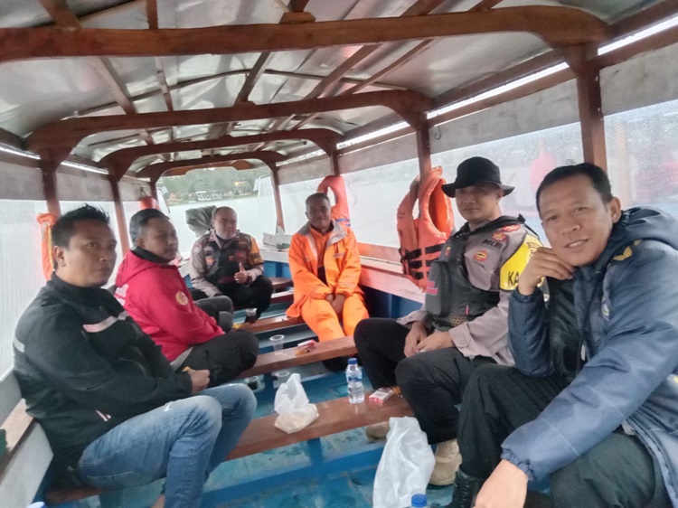 
TIM SAR menghentikan pencarian dua pelajar tenggelam di Danau Situ Cileunca, Desa Pulosari, Kecamatan Pangalengan, Kabupaten Bandung, Rabu (10/4/2024). (Foto: BPBD Kab. Bandung)
