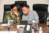 
Penjabat Gubernur Jabar Bey berbincang dengan Menteri Kesehatan RI, Budi Gunadi Sadikin disela Rapat pleno perdana Majelis Wali Amanat (MWA) Institut Teknologi Bandung (ITB) di Gedung D Lt. 18 Kemendikbudristek Jakarta, 24 April 2024 (Foto: Dokpim Jabar).
