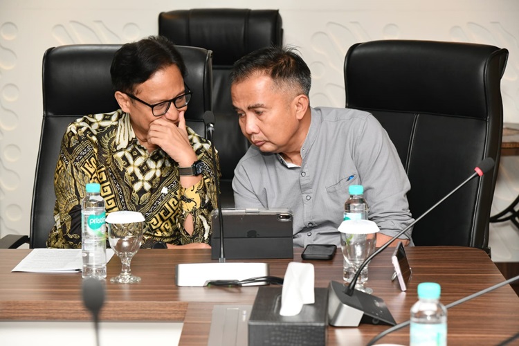 
Penjabat Gubernur Jabar Bey berbincang dengan Menteri Kesehatan RI, Budi Gunadi Sadikin disela Rapat pleno perdana Majelis Wali Amanat (MWA) Institut Teknologi Bandung (ITB) di Gedung D Lt. 18 Kemendikbudristek Jakarta, 24 April 2024 (Foto: Dokpim Jabar).
